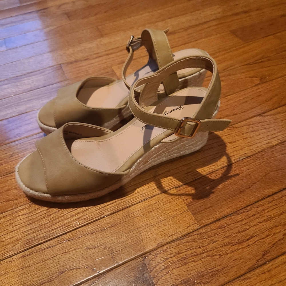 Women's Tan Espadrille Wedge Sandals Tommy Bahama Size 7.5, But Fit More Like 8.